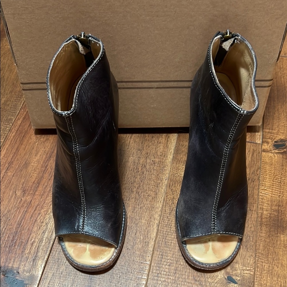 Peep Toe Perfection Bed Stu  ONSET in Black  Size 7.5